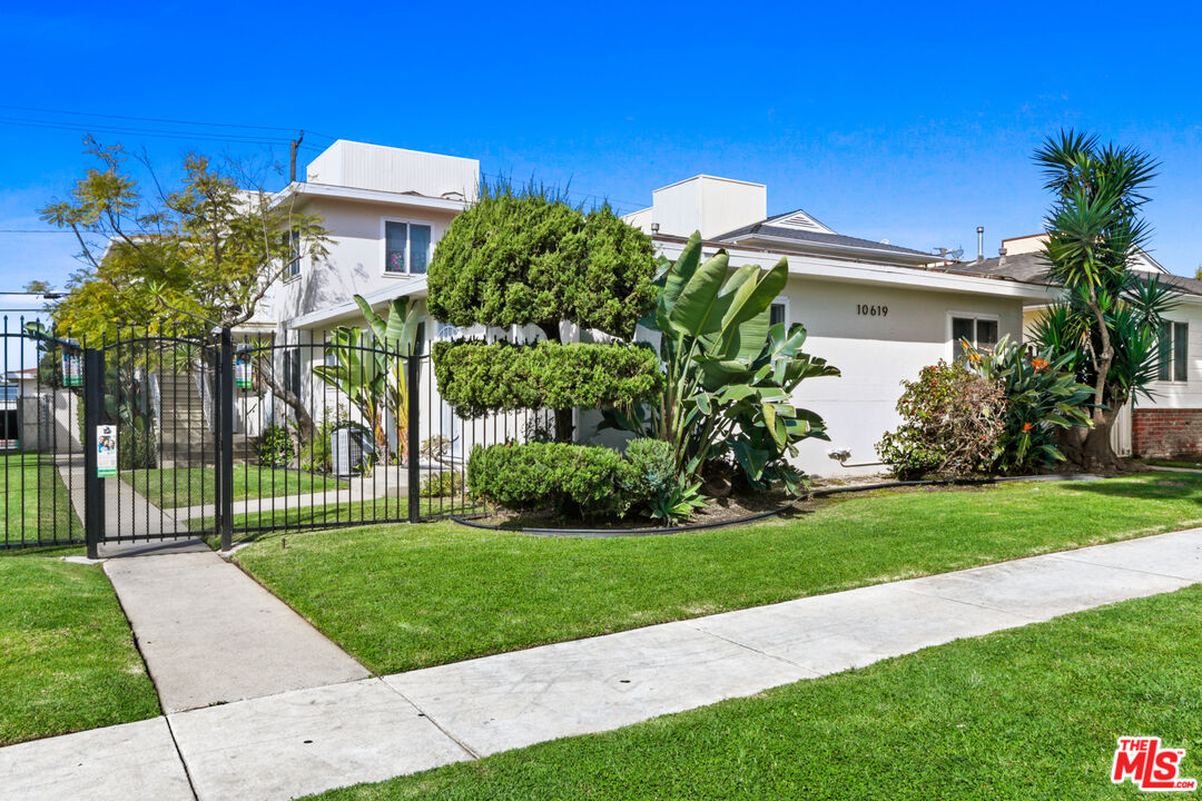 Property photo for 10619 Crenshaw Blvd, Inglewood, CA