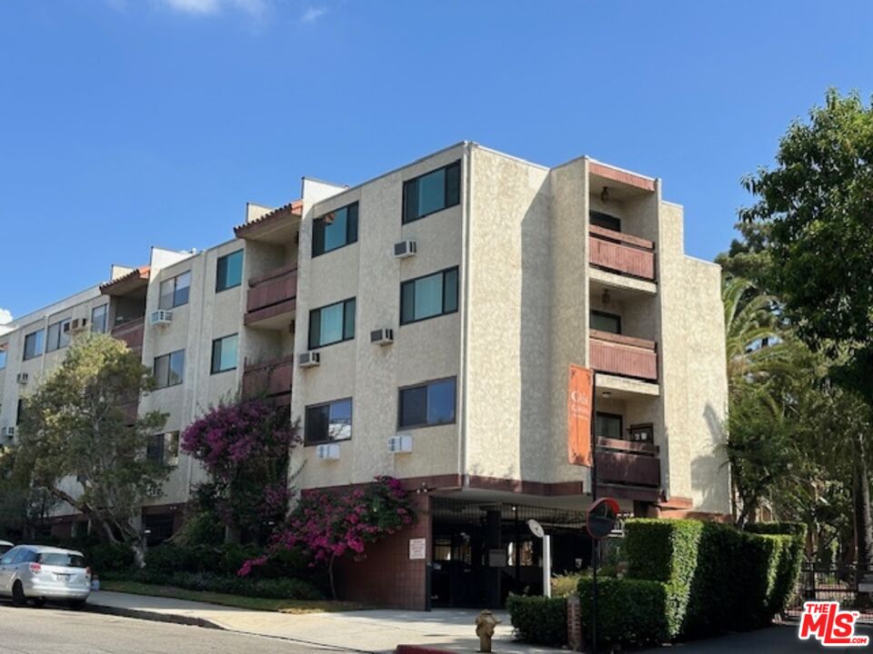 Property photo for 530 S Barrington Ave, #305, Los Angeles, CA