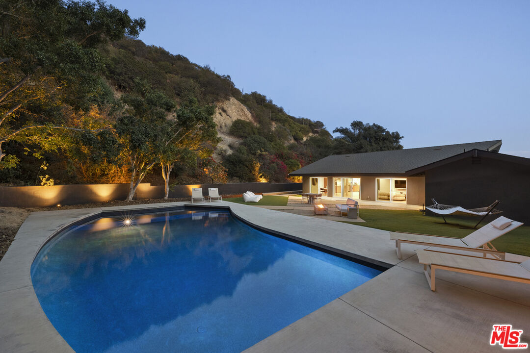 Property photo for 9289 Swallow Dr, Los Angeles, CA