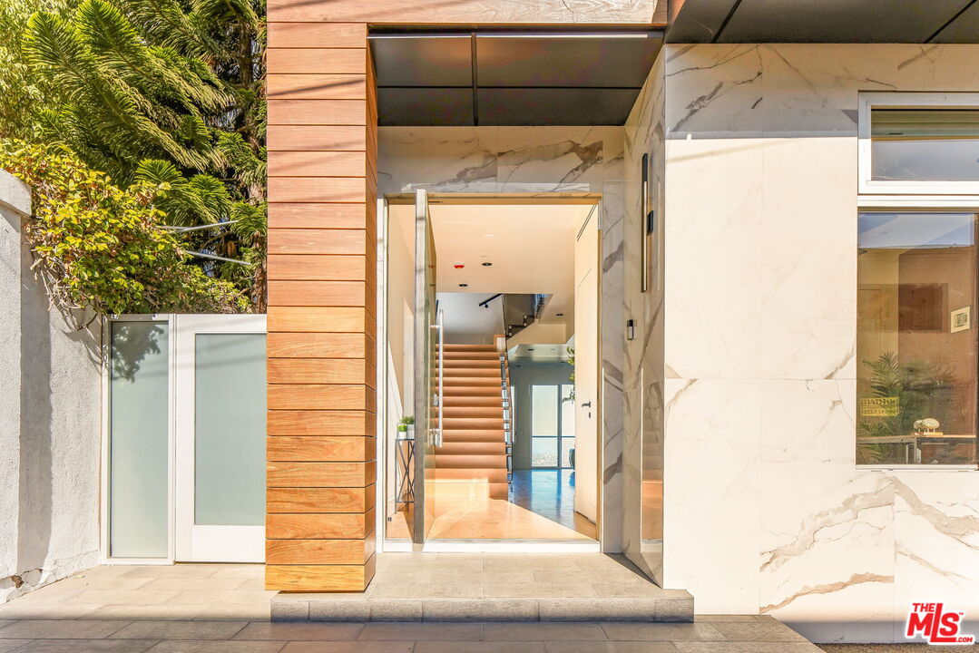 Property photo for 1610 Viewmont Dr, Los Angeles, CA