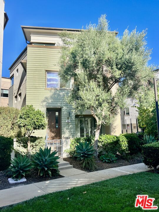 Property photo for 5849 S Sparrow Ct, Los Angeles, CA