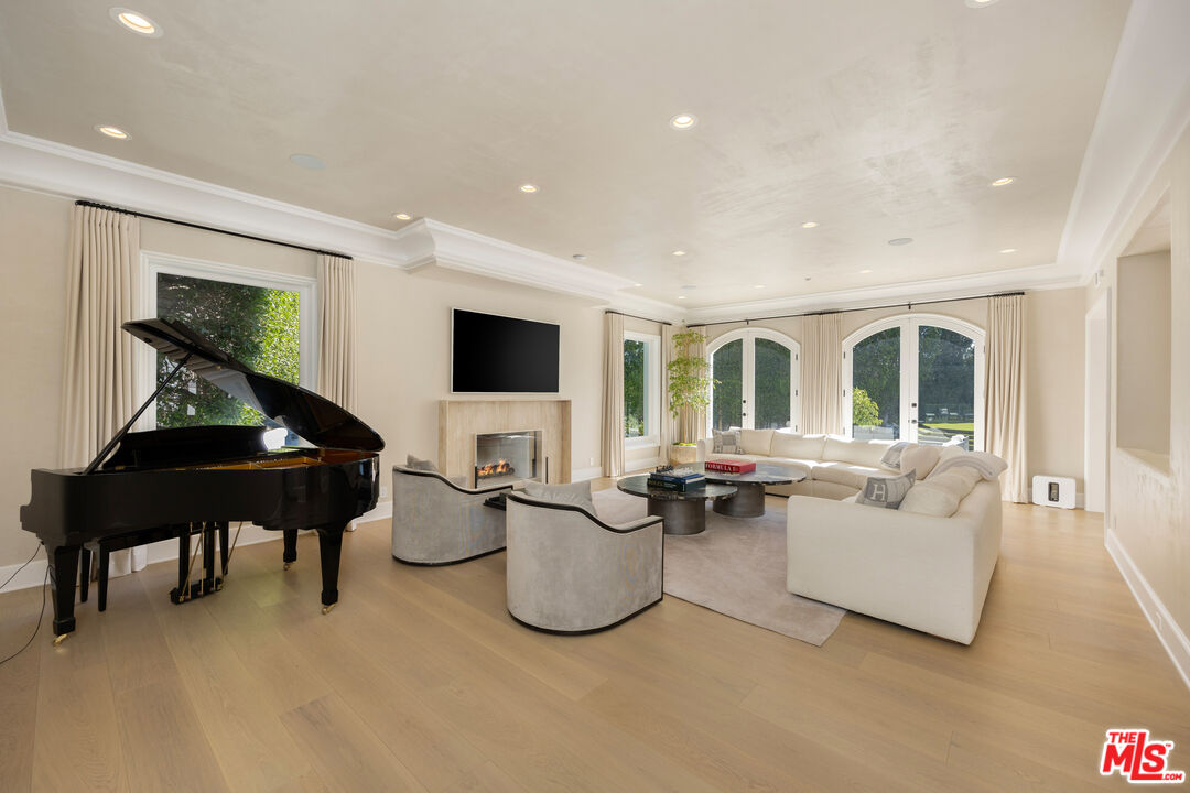 Property photo for 1424 N Doheny Dr, Los Angeles, CA