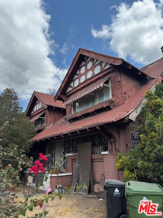 Property photo for 2756 Raymond Ave, Los Angeles, CA