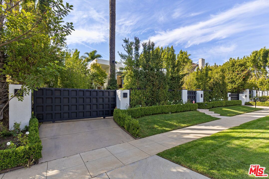 Property photo for 605 N Hillcrest Rd, Beverly Hills, CA