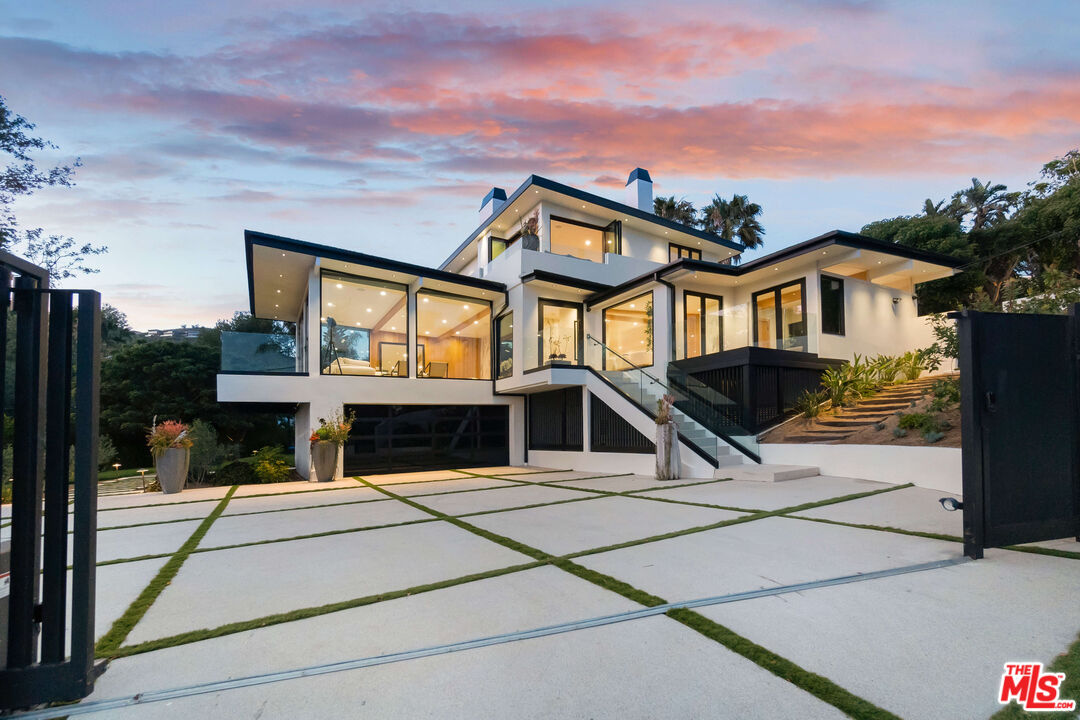 Property photo for 27187 Sea Vista Dr, Malibu, CA