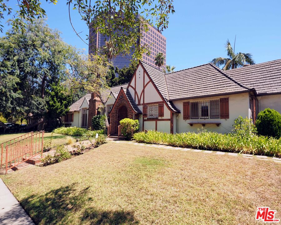Property photo for 742 Schumacher Dr, Los Angeles, CA
