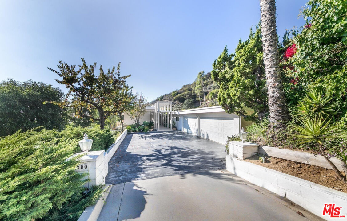 Property photo for 8900 Alto Cedro Dr, Beverly Hills, CA