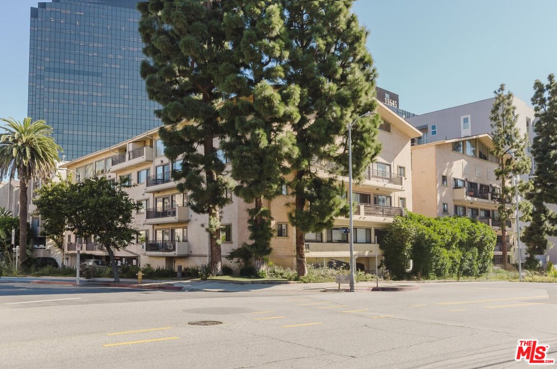Property photo for 1154 S Barrington Ave, #101, Los Angeles, CA