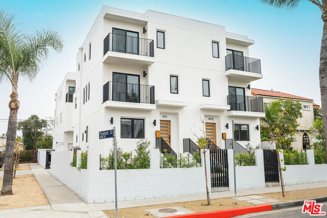 Property photo for 1802 1/2 S Highland Ave, Los Angeles, CA