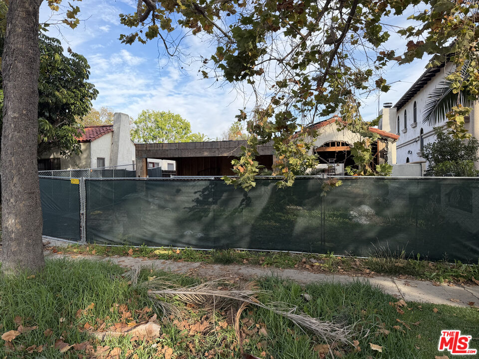 Property photo for 462 N Flores St, Los Angeles, CA