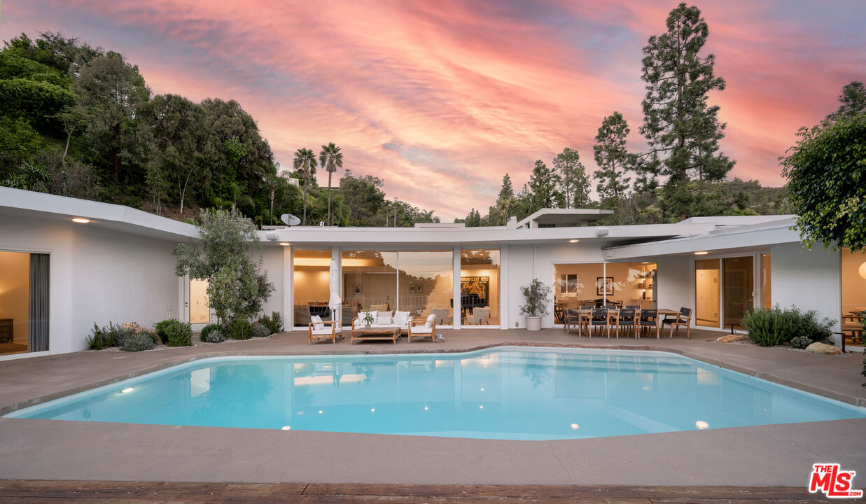 Property photo for 1121 Loma Vista Dr, Beverly Hills, CA