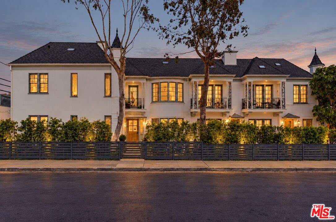 Property photo for 517 Rose Ave, Venice, CA