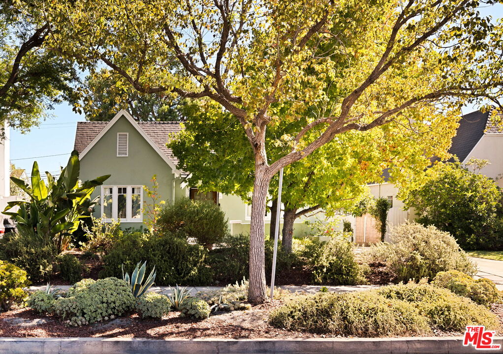 Property photo for 336 N Beachwood Dr, Los Angeles, CA