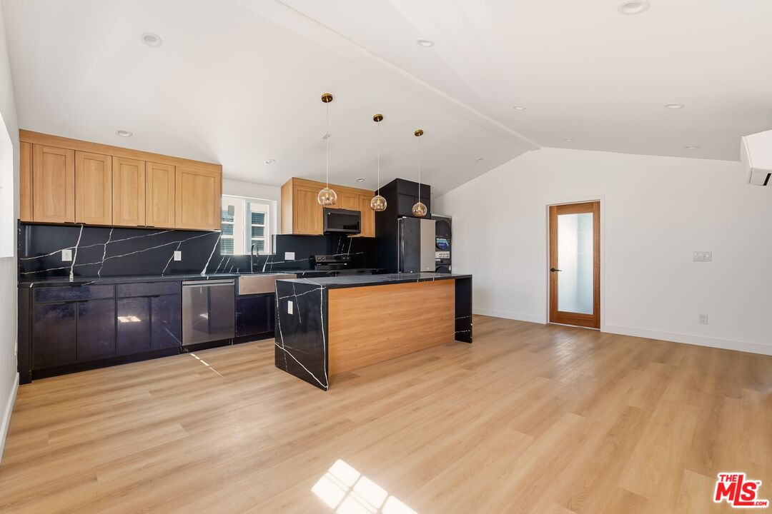 Property photo for 1134 1/2 S Wooster St, Los Angeles, CA