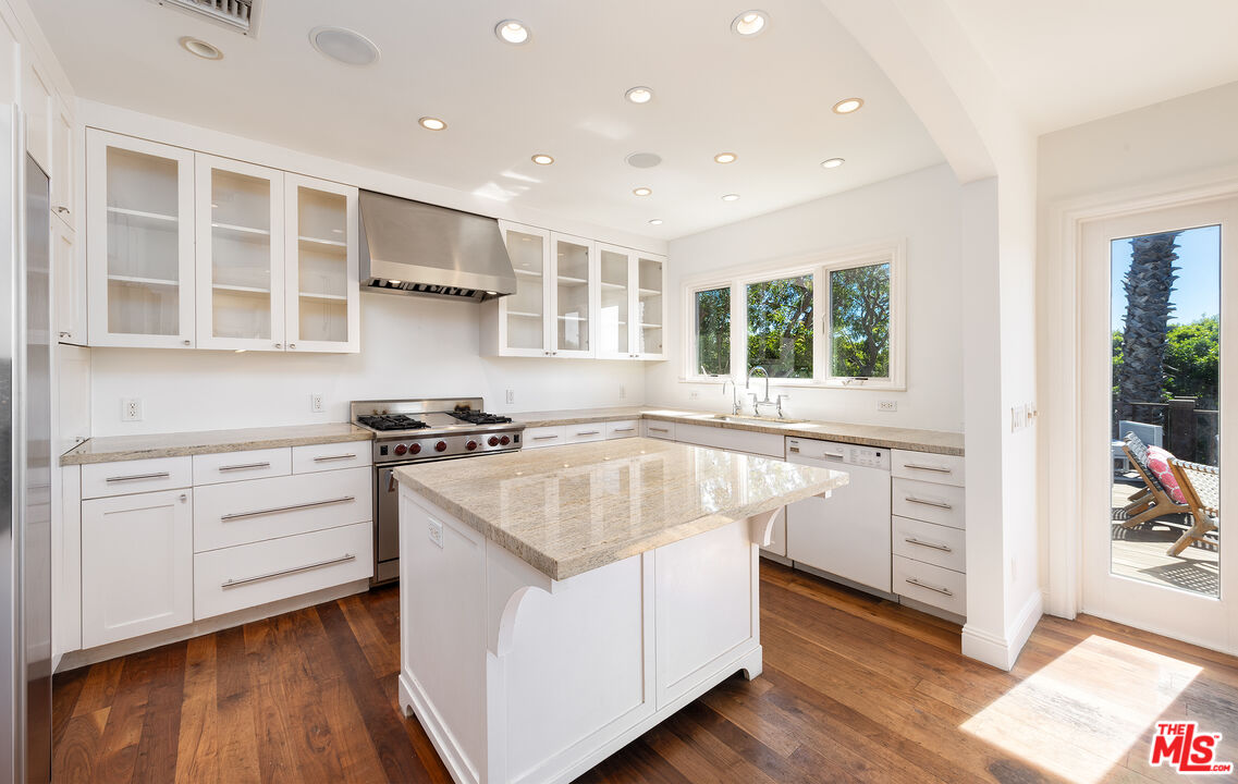 Property photo for 2101 Navy St, Santa Monica, CA