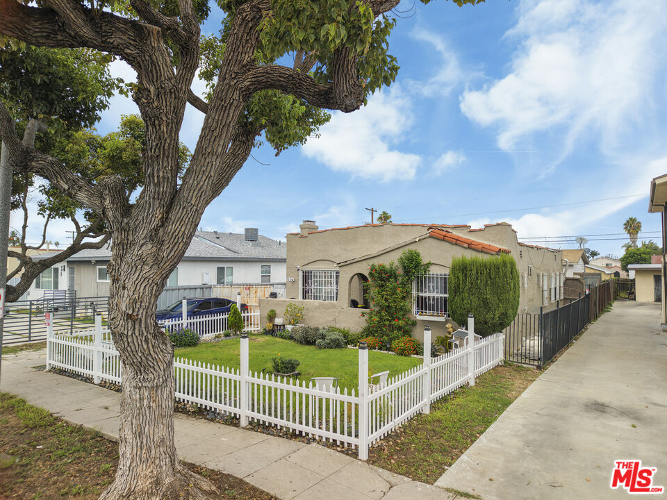 Property photo for 1543 W 82nd St, Los Angeles, CA