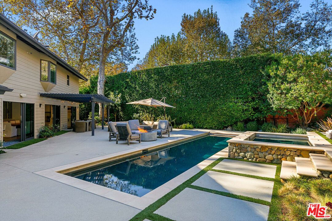 Property photo for 30601 Las Estrellas Dr, Malibu, CA