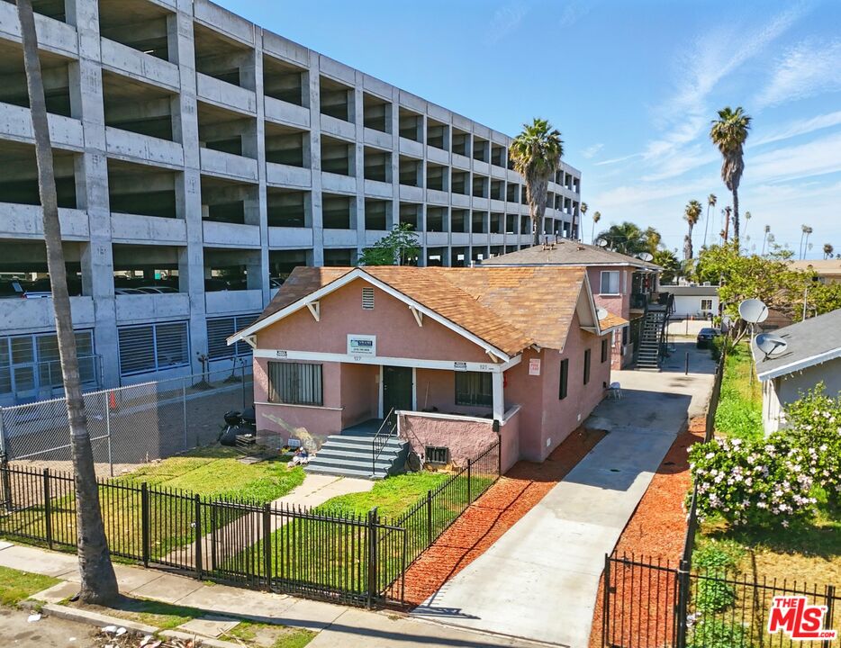 Property photo for 925 W 84th St, Los Angeles, CA
