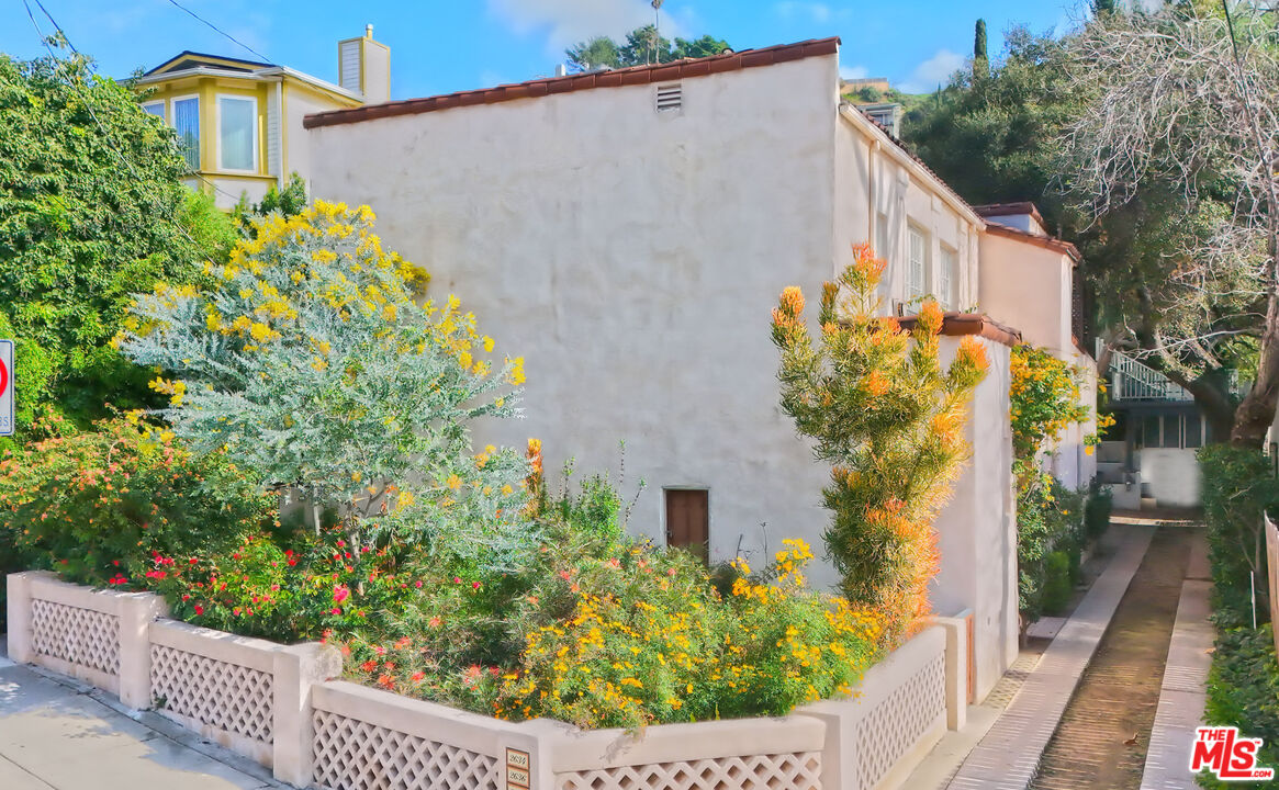 Property photo for 2634 N Beachwood Dr, Los Angeles, CA