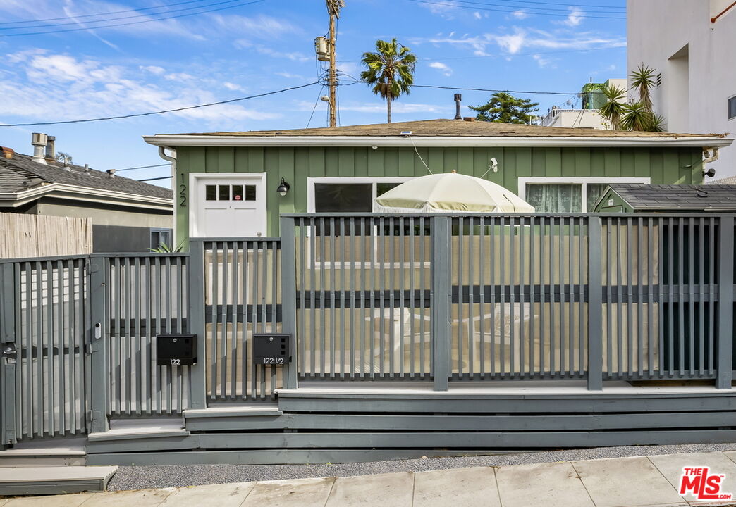 Property photo for 122 Thornton Pl, Venice, CA