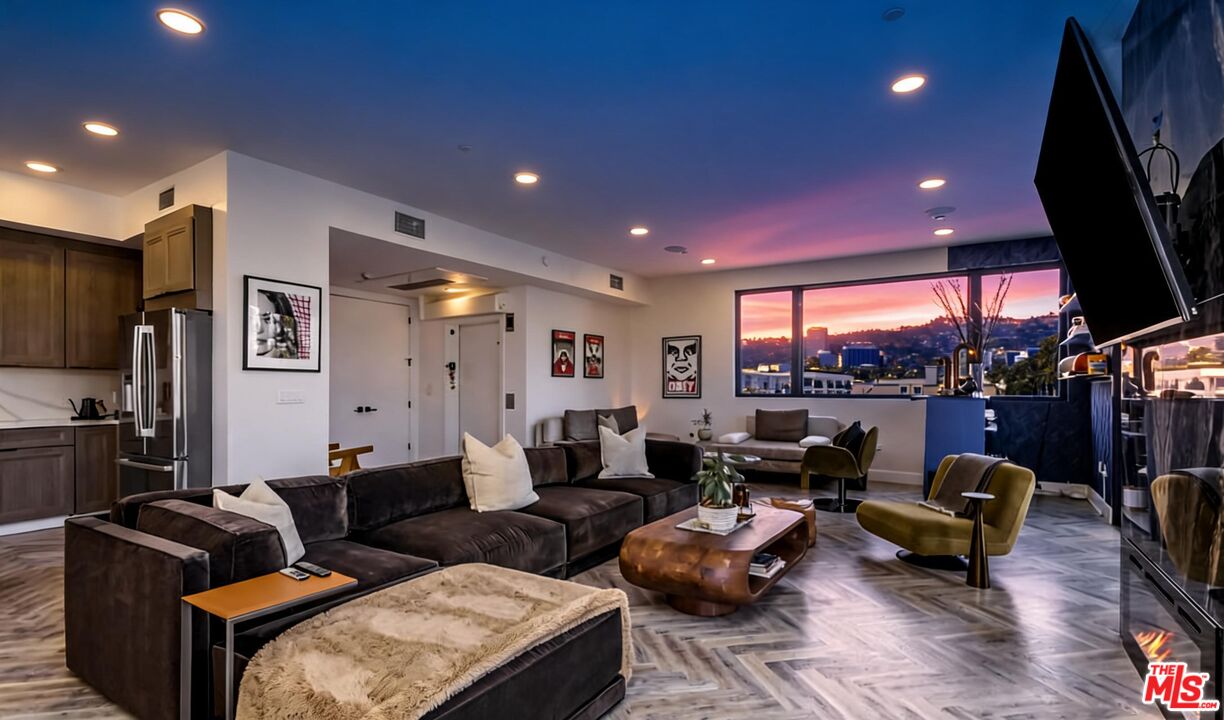 Property photo for 137 N Doheny Dr, #4, Los Angeles, CA