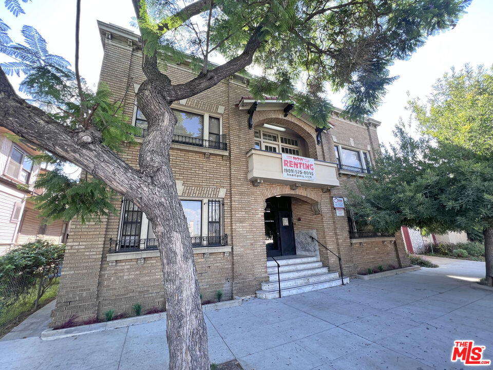 Property photo for 444 Chestnut Ave, Long Beach, CA
