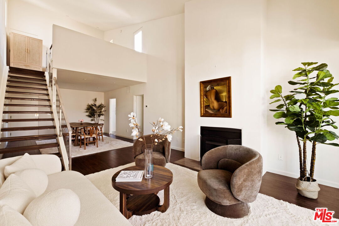 Property photo for 725 S Barrington Ave, #301, Los Angeles, CA