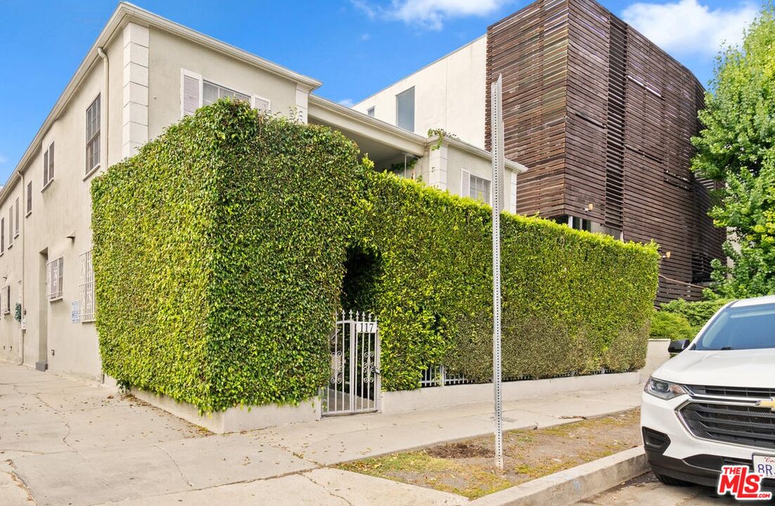 Property photo for 117 N Kings Rd, Los Angeles, CA
