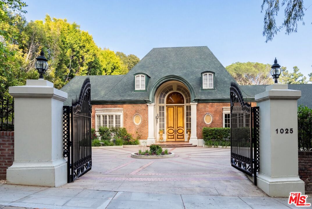 Property photo for 1025 N Crescent Dr, Beverly Hills, CA