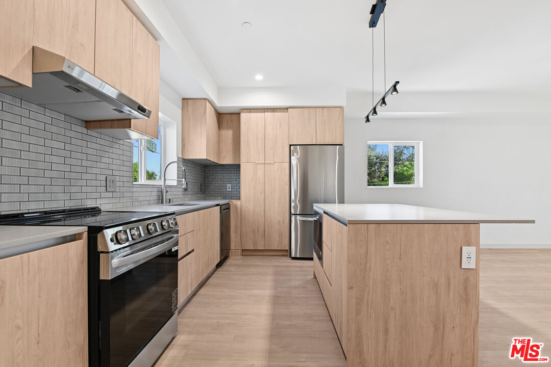 Property photo for 2523 S Orange Dr, Los Angeles, CA