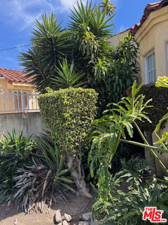 Property photo for 8900 S Harvard Blvd, Los Angeles, CA