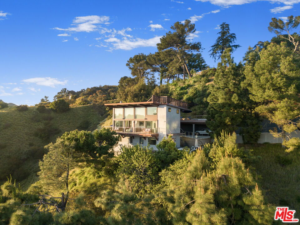 Property photo for 1735 Summitridge Dr, Beverly Hills, CA
