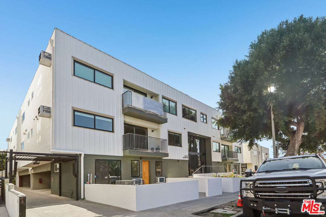 Property photo for 1422 Tamarind Ave, Los Angeles, CA