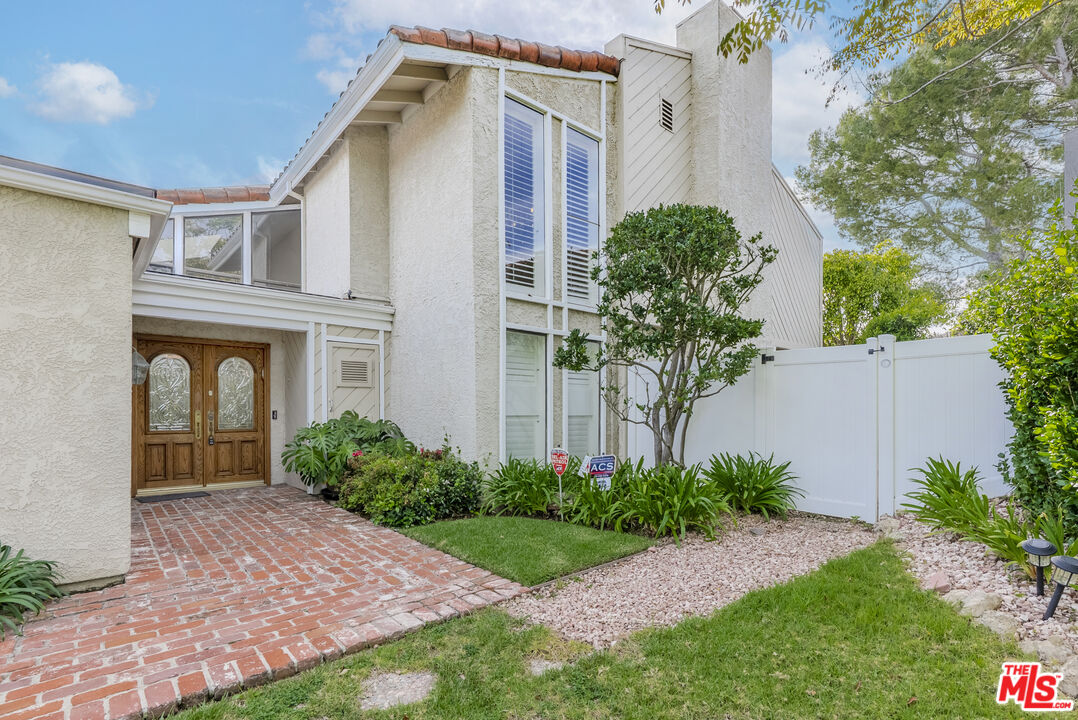 Property photo for 2637 Angelo Dr, Los Angeles, CA