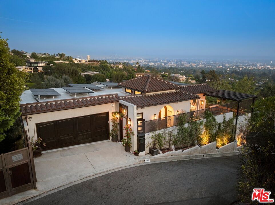 Property photo for 1380 Summitridge Pl, Beverly Hills, CA