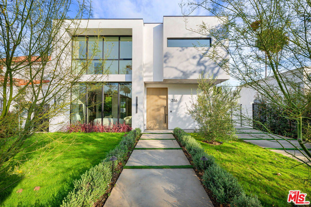 Property photo for 316 S Oakhurst Dr, Beverly Hills, CA