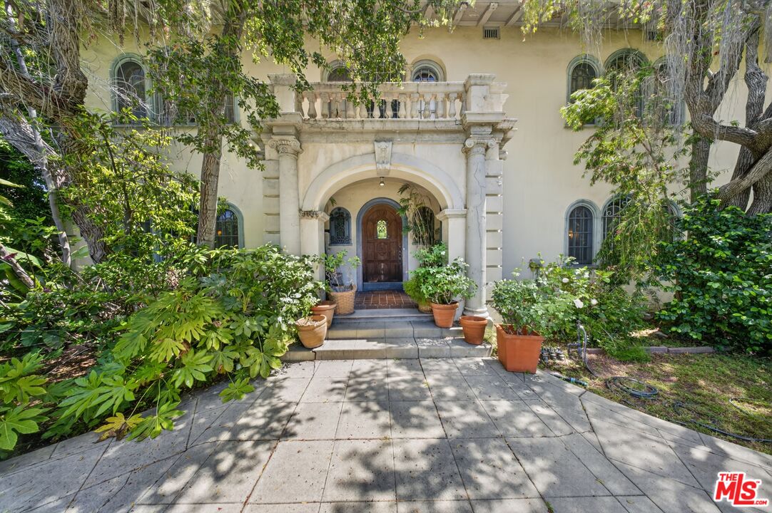 Property photo for 304 S Rimpau Blvd, Los Angeles, CA