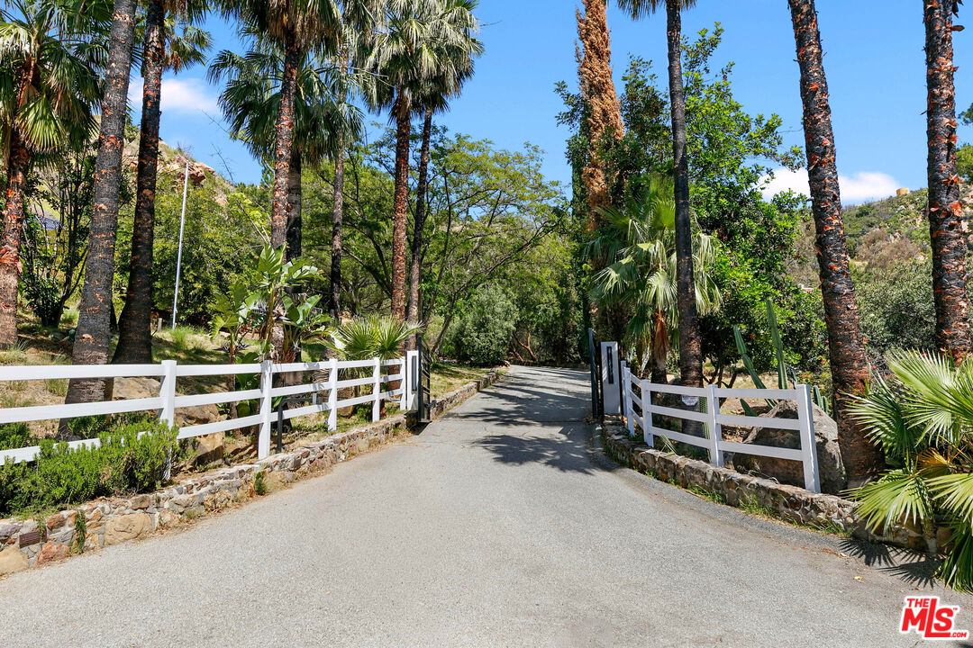 Property photo for 260 Loma Metisse Rd, Malibu, CA
