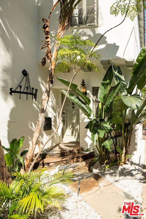 Property photo for 2320 N Beachwood Dr, Los Angeles, CA