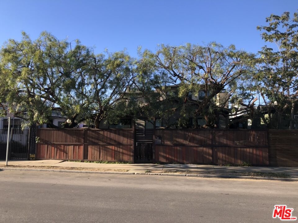 Property photo for 737 Broadway St, Venice, CA