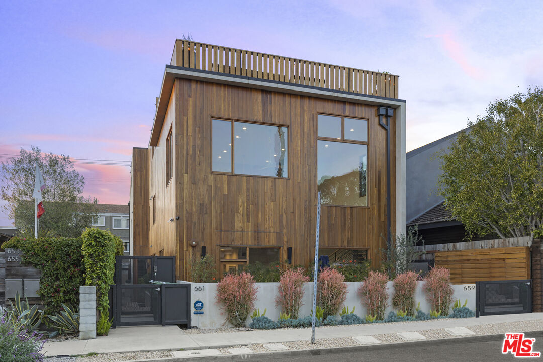 Property photo for 661 Broadway St, Venice, CA