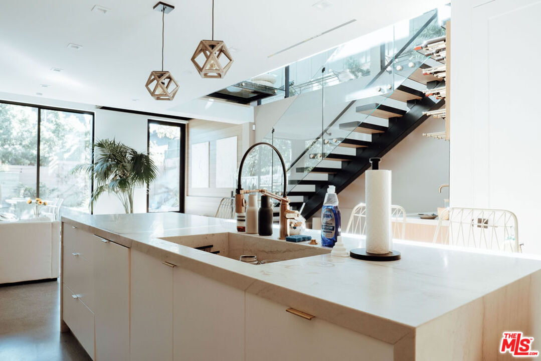 Property photo for 115 Park Pl, Venice, CA