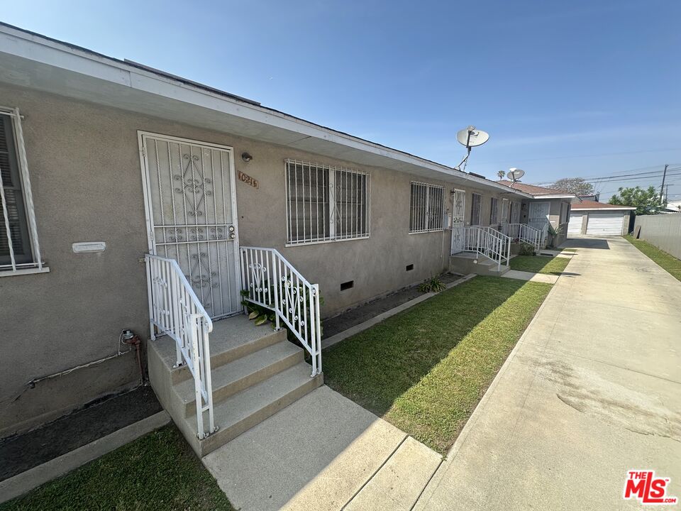 Property photo for 1021 1/2 W 90th St, Los Angeles, CA