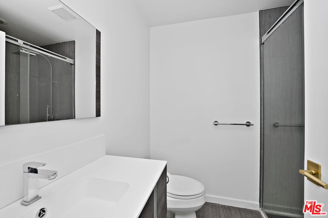 Property photo for 2387 Stratford Cir, Los Angeles, CA