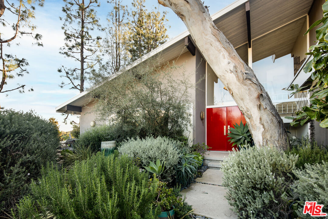 Property photo for 2419 Banyan Dr, Los Angeles, CA