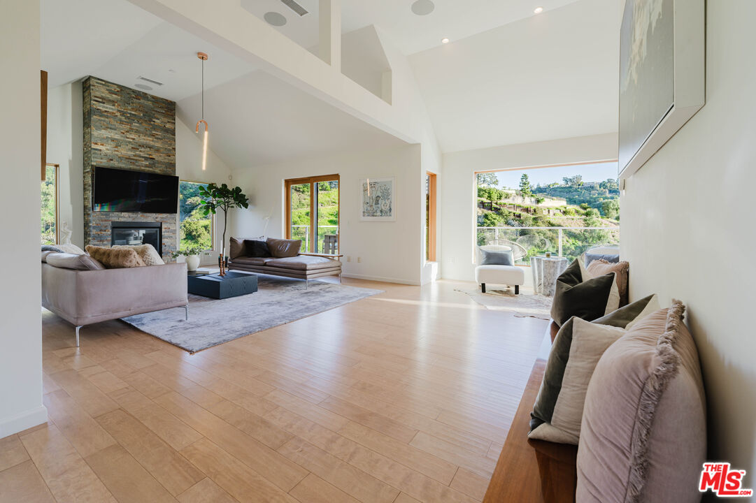 Property photo for 10110 Cielo Dr, Beverly Hills, CA