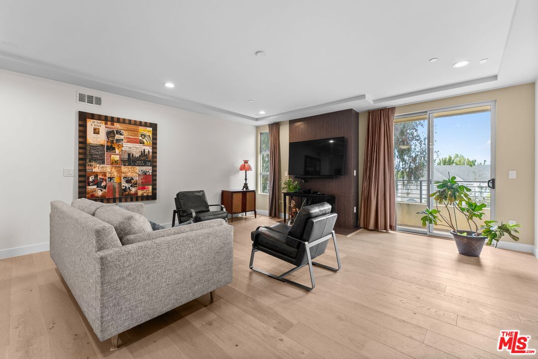 Property photo for 5525 W Olympic Blvd, #302, Los Angeles, CA