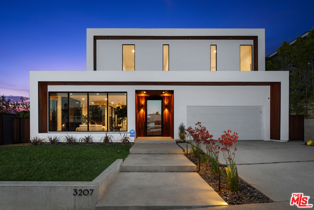 Property photo for 3207 Maplewood Ave, Los Angeles, CA