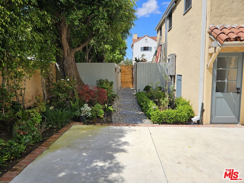 Property photo for 212 S Muirfield Rd, Los Angeles, CA