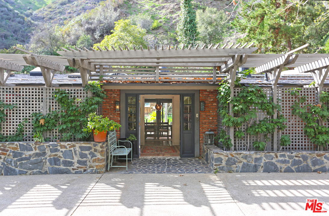 Property photo for 2673 Mandeville Canyon Rd, Los Angeles, CA
